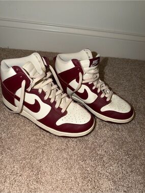 Nike White and Maroon Low-Top Sneakers with Branded Tongue Tag